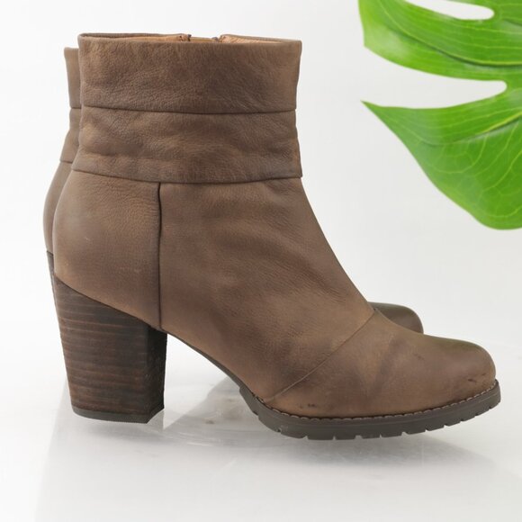 Clarks Womens Mission Zelle Boot Size 6 Brown Leather Block Heel Lug Sole Comfy - Picture 8 of 11